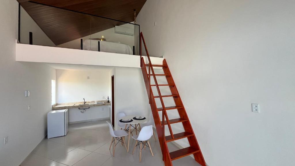 Habitación con una escalera que conduce a una cama elevada. en Villa Suíça, Chalé Mezanino, en Tianguá