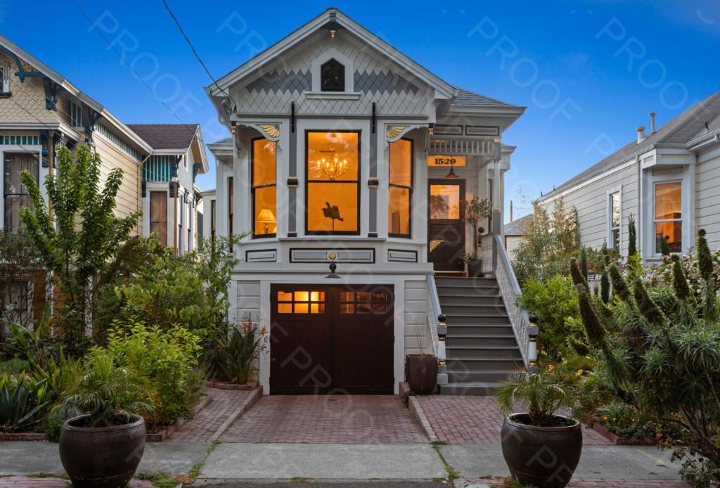 ein großes weißes Haus mit einer Eingangstür in der Unterkunft Garden Level Flat in 1885 Queen Anne Victorian Cottage in Alameda in Alameda