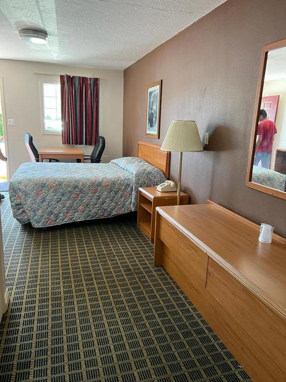 Postel nebo postele na pokoji v ubytování Aaron Motel