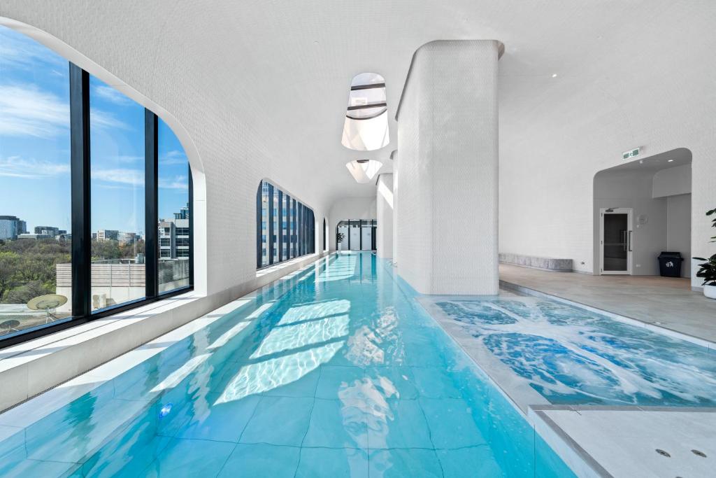 - une piscine avec vue sur un bâtiment dans l'établissement Aspire Melbourne, à Melbourne