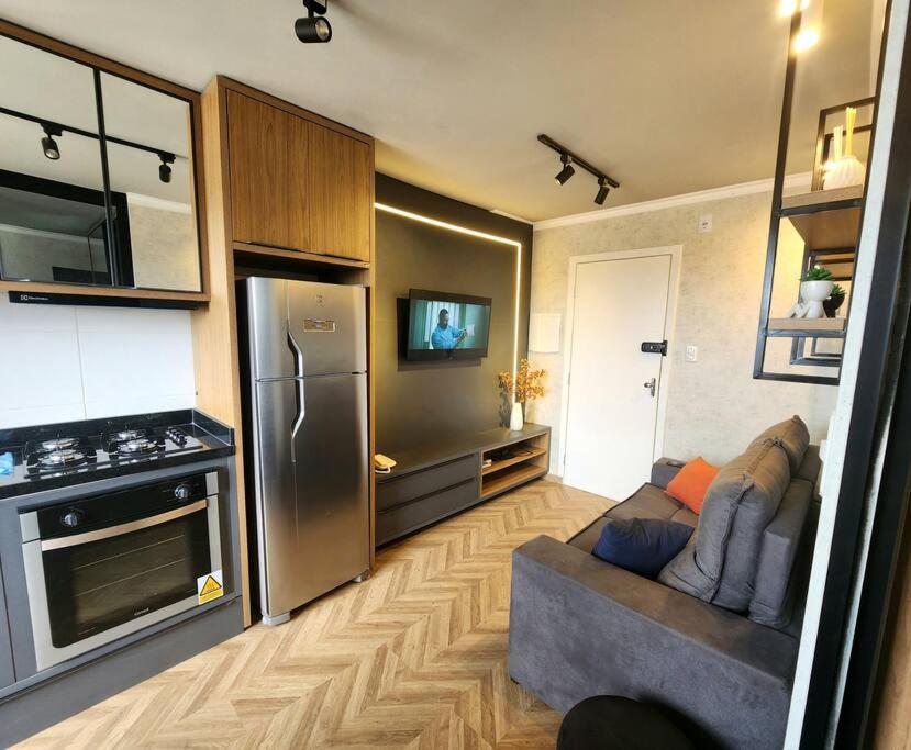 聖塔倫的住宿－Aconhegante Studio Alto padrão com WIFI，带沙发的客厅和厨房