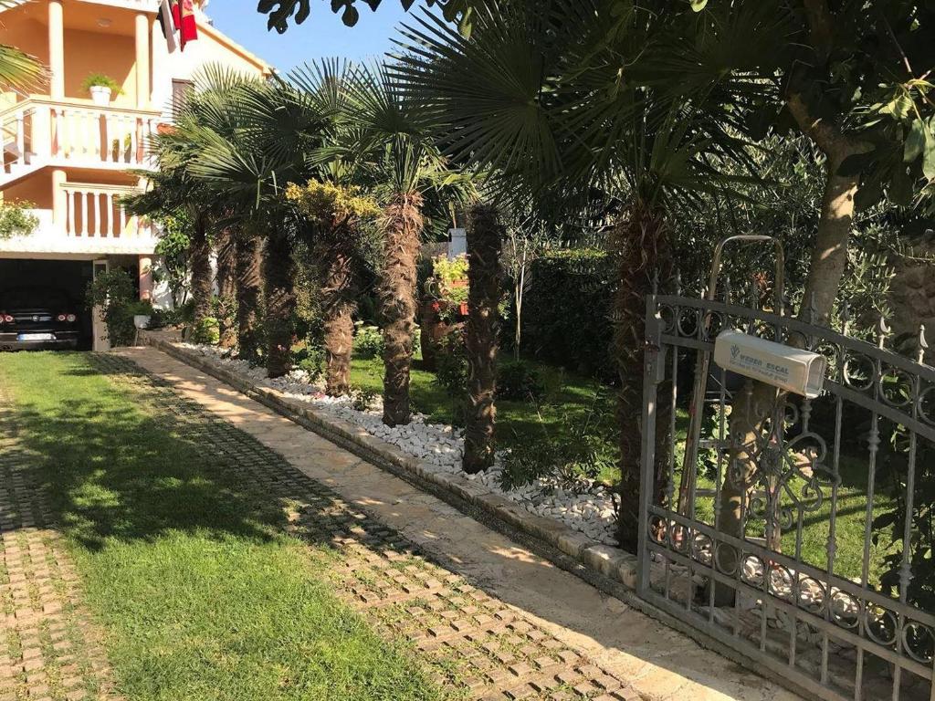 Vonkajšia záhrada v ubytovaní Apartments by the sea Zaton, Zadar - 12988
