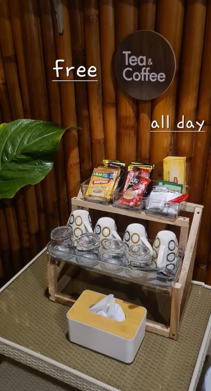 un tavolo con un vassoio di tè e caffè di Roos Guesthouse a Moalboal