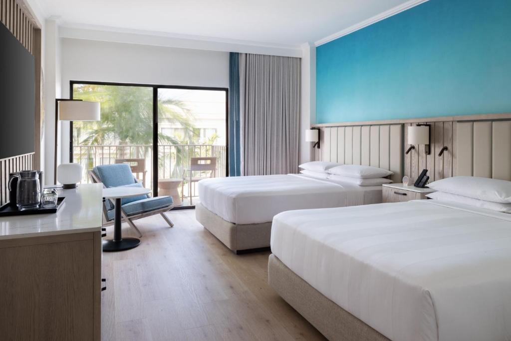 Postel nebo postele na pokoji v ubytování Grand Cayman Marriott Resort