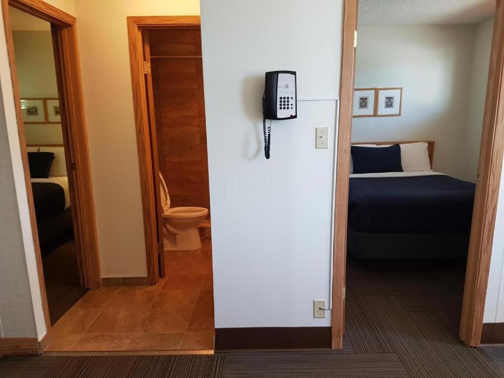 Postel nebo postele na pokoji v ubytování Pines Motel