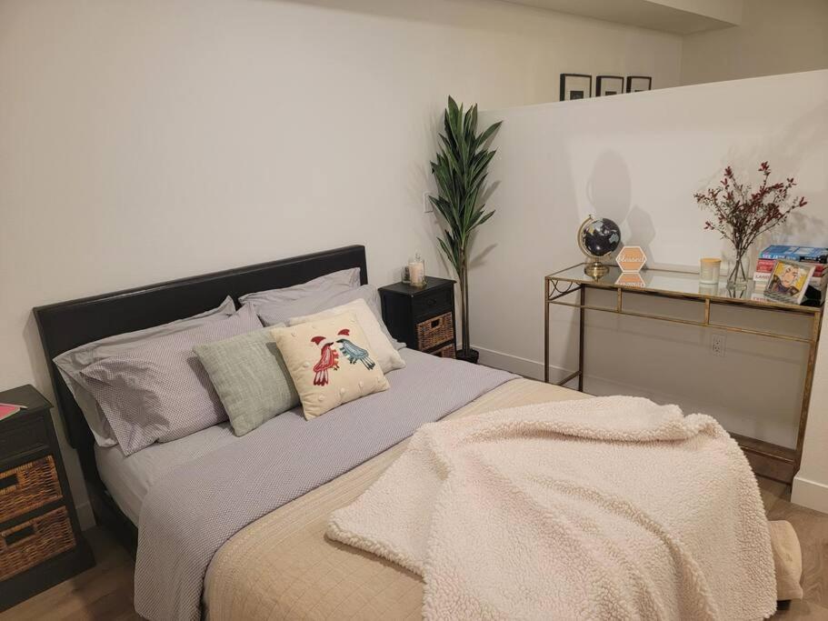 1 dormitorio con 1 cama grande con almohadas en Amazing big studio near Balboa Park Jacuzzi rooftop free parking! en San Diego