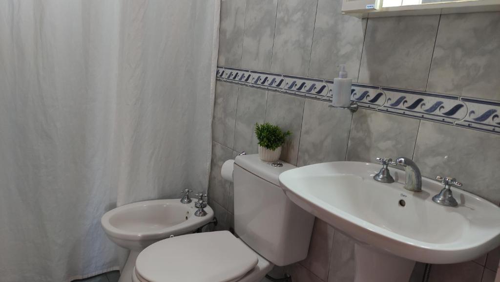 un bagno con un water e un lavandino di Alojamiento Dimar a Villa Elisa