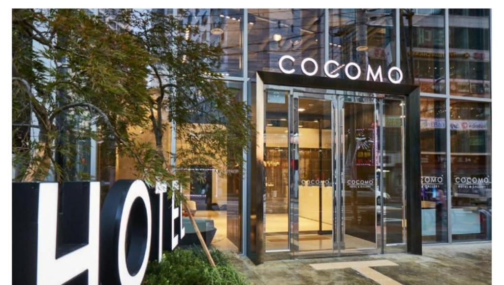 首爾的住宿－Hotel Cocomo，建筑前有标志的商店