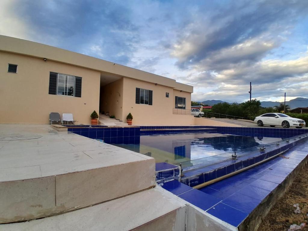 una piscina frente a una casa en CASA QUINTA BELLO HORIZONTE, en La Mesa
