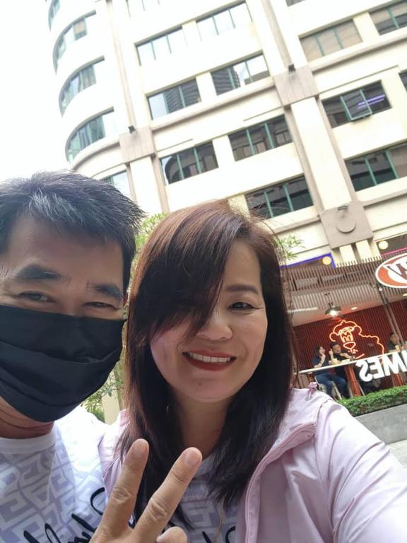 un hombre y una mujer usando una máscara facial en Bayview hotel，pinang en Kuala Lumpur