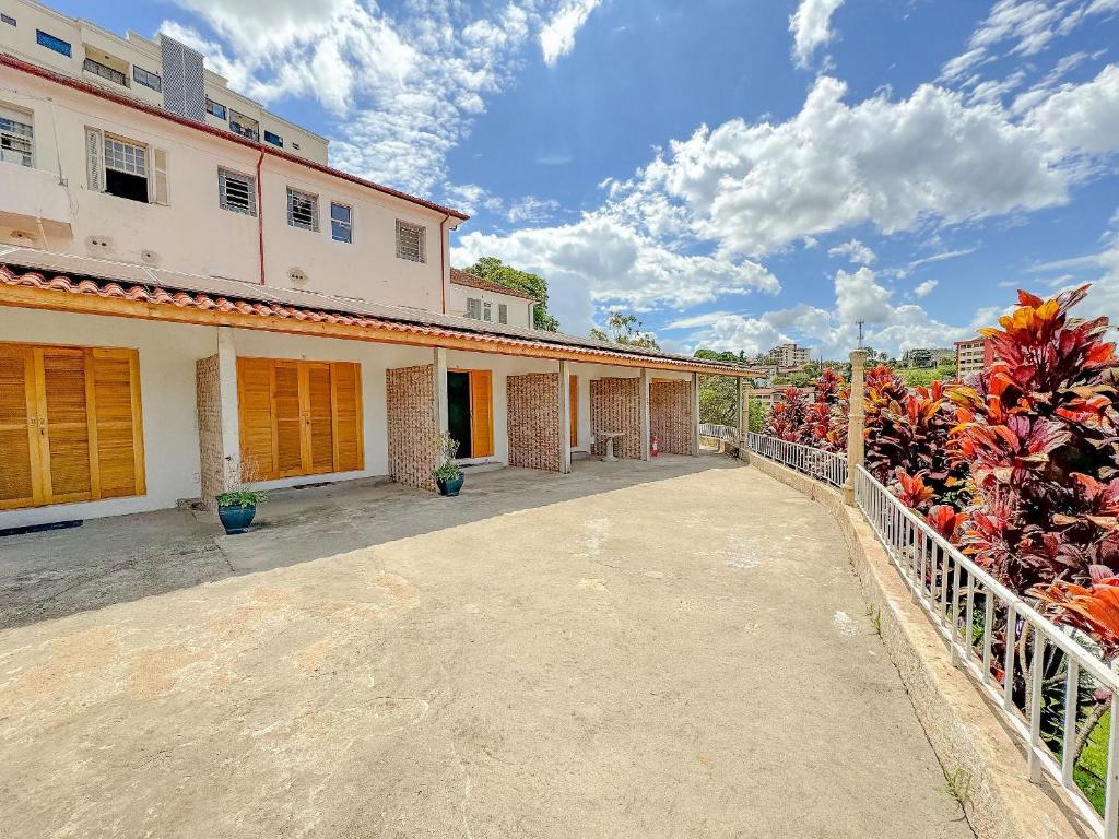 an image of a house with a driveway at Pousada Ar da Montanha in Serra Negra