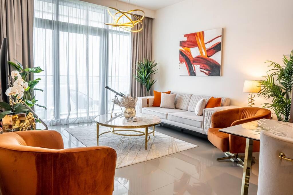 - un salon avec un canapé et une table dans l'établissement Veluxa - Luxe Beach Vista 2 Bed, à Dubaï