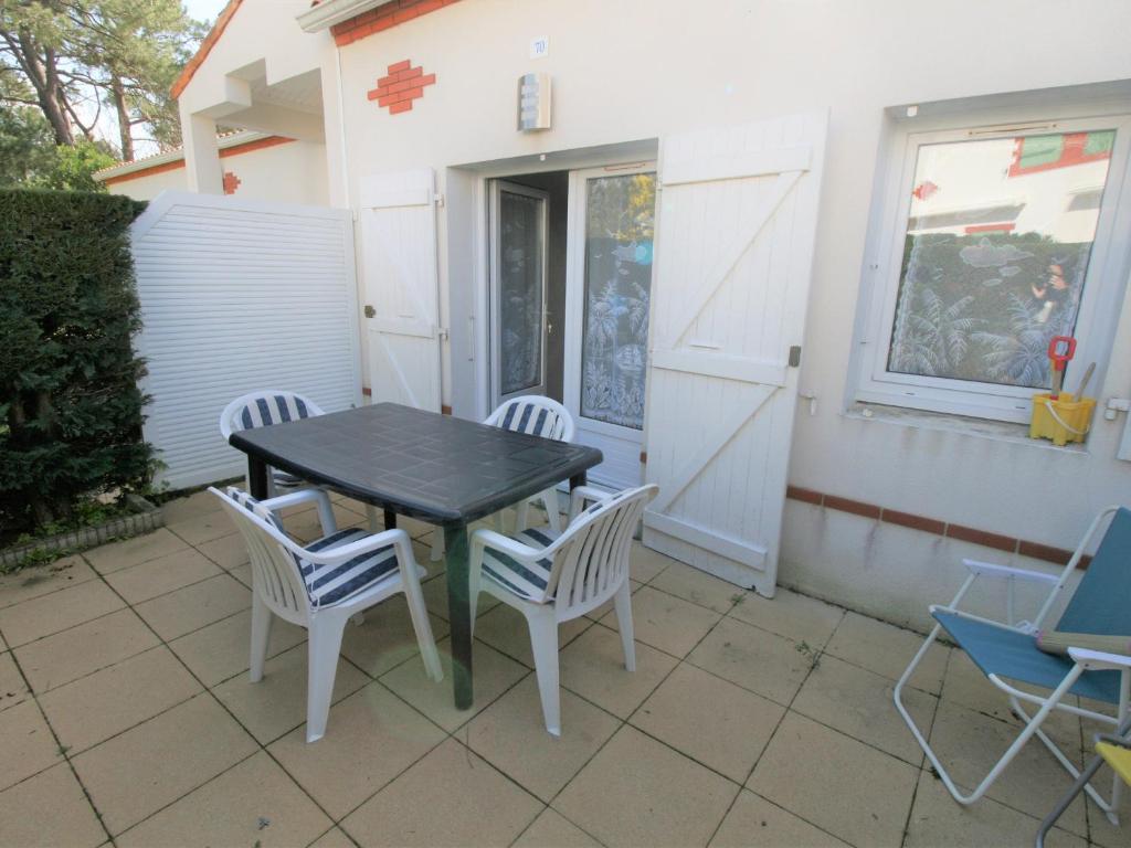 Patio alebo iná vonkajšia časť ubytovania Maison avec piscine proche plage, La Tranche-sur-Mer - FR-1-22-345