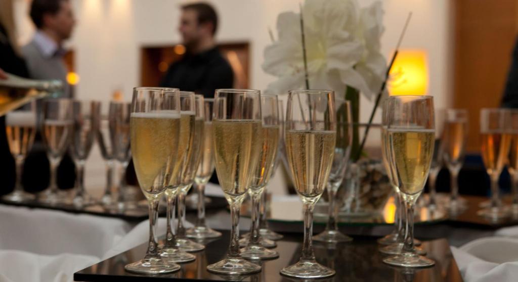 een rij glazen champagne op een tafel bij Holiday Inn Milton Keynes Central, an IHG Hotel in Milton Keynes