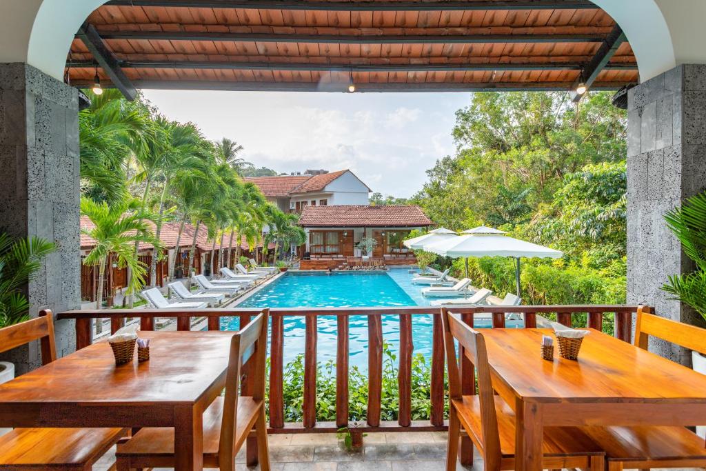 Bazén v ubytování Bauhinia Resort & Spa Phu Quoc nebo v jeho okolí
