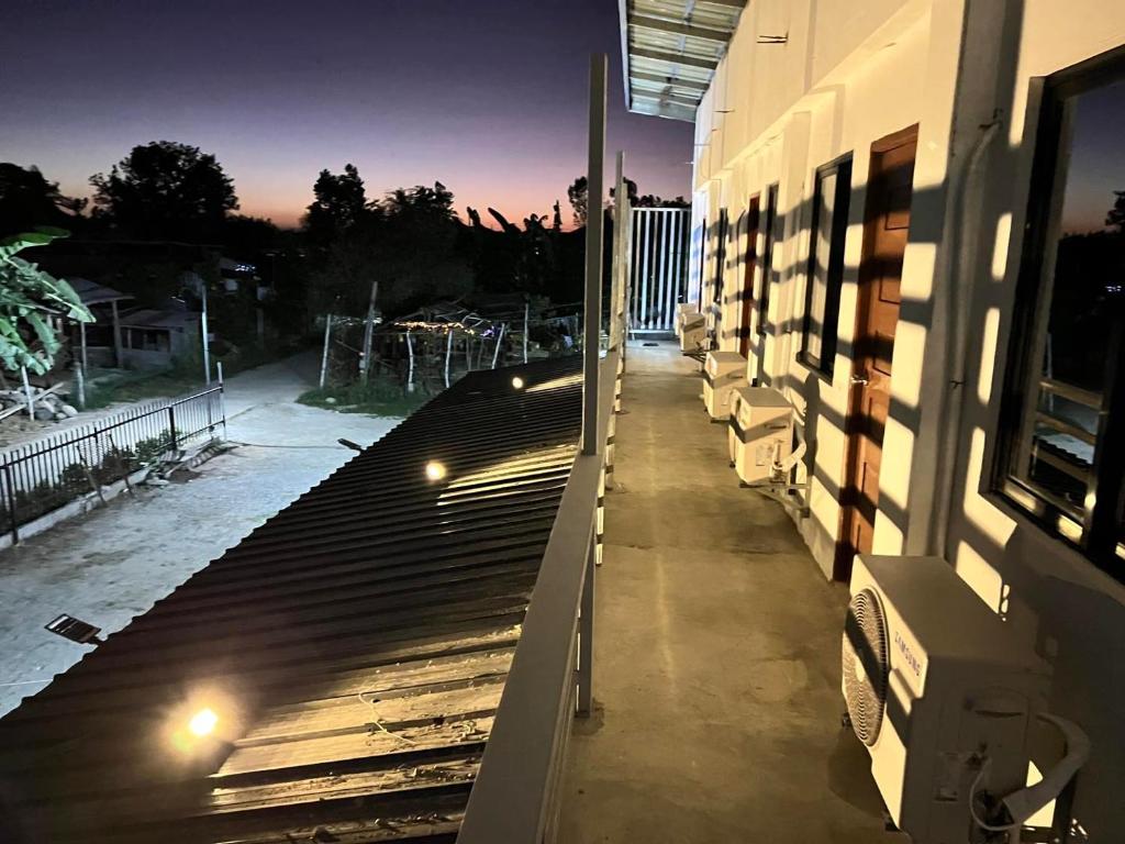 un balcón con bancos en un edificio por la noche en Villa Mariano Travellers Pad, en Laoag