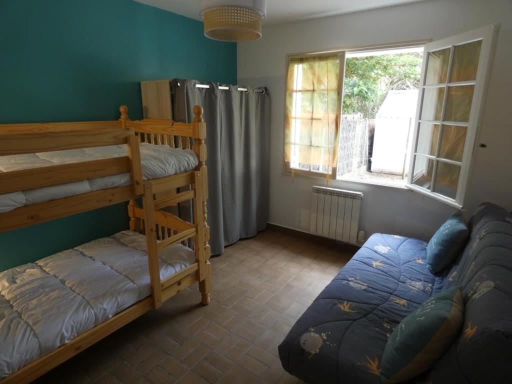 Posteľ alebo postele v izbe v ubytovaní Maison près plage avec jardin, parking et animaux admis - FR-1-540-218