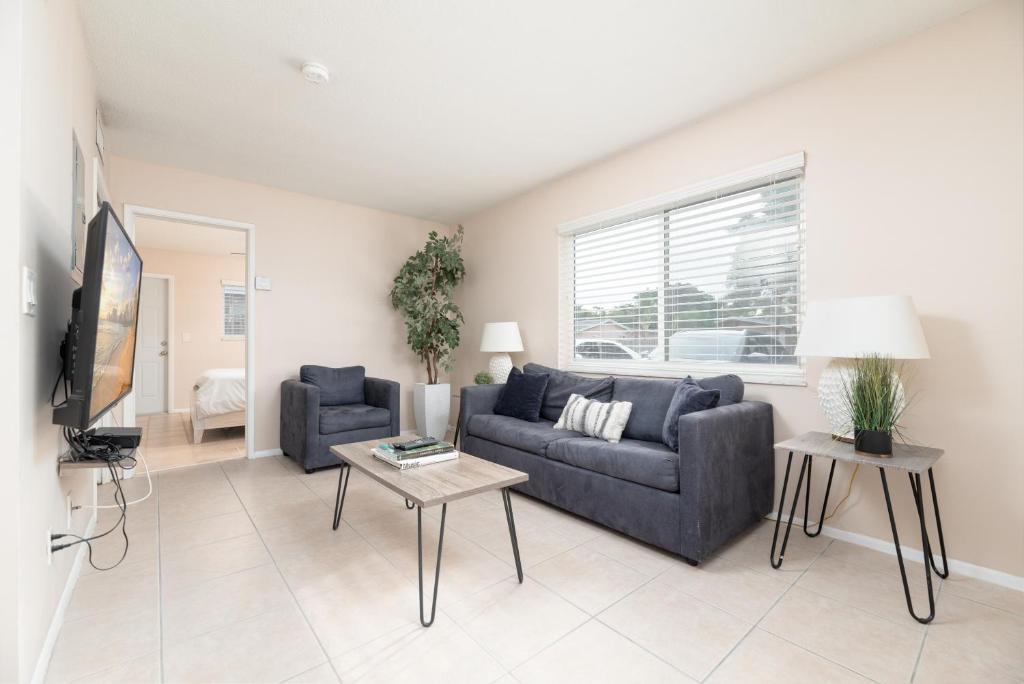 een woonkamer met een bank en een tafel bij The Retreat 1 - Wilton Manors in Fort Lauderdale