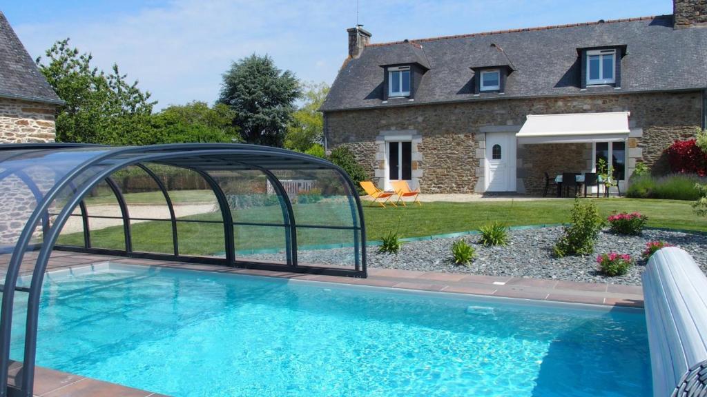 - une piscine à débordement avec pergola à côté d'une maison dans l'établissement Le ruset, à Saint-Donan