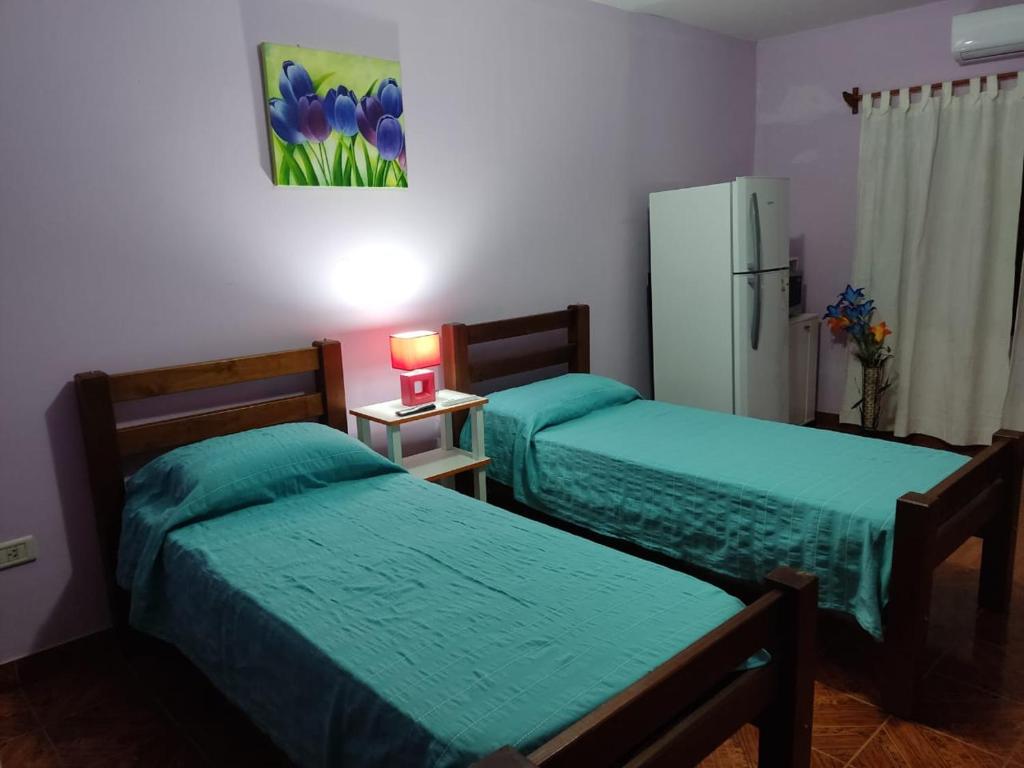 2 camas en una habitación con nevera en La Norteña Tres Cerritos en Salta