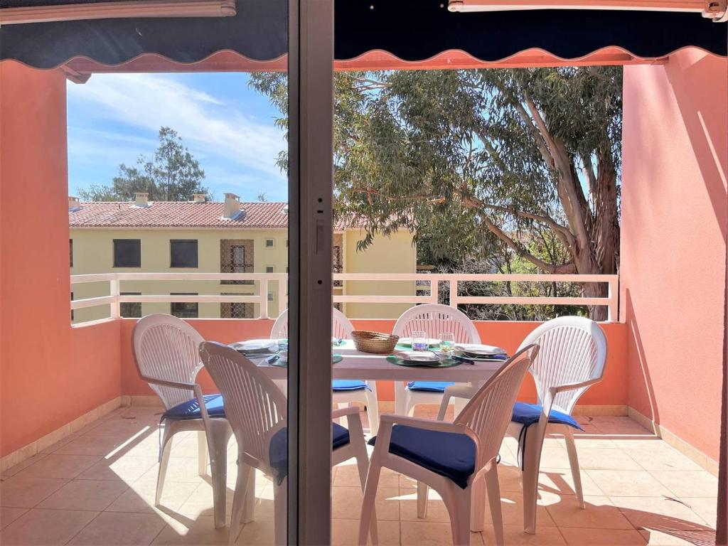 Photo de la galerie de l'établissement Appartement 2 pièces cabine avec terrasse, proche plage et commerces, parking privé, au Lavandou - FR-1-251-538, au Lavandou