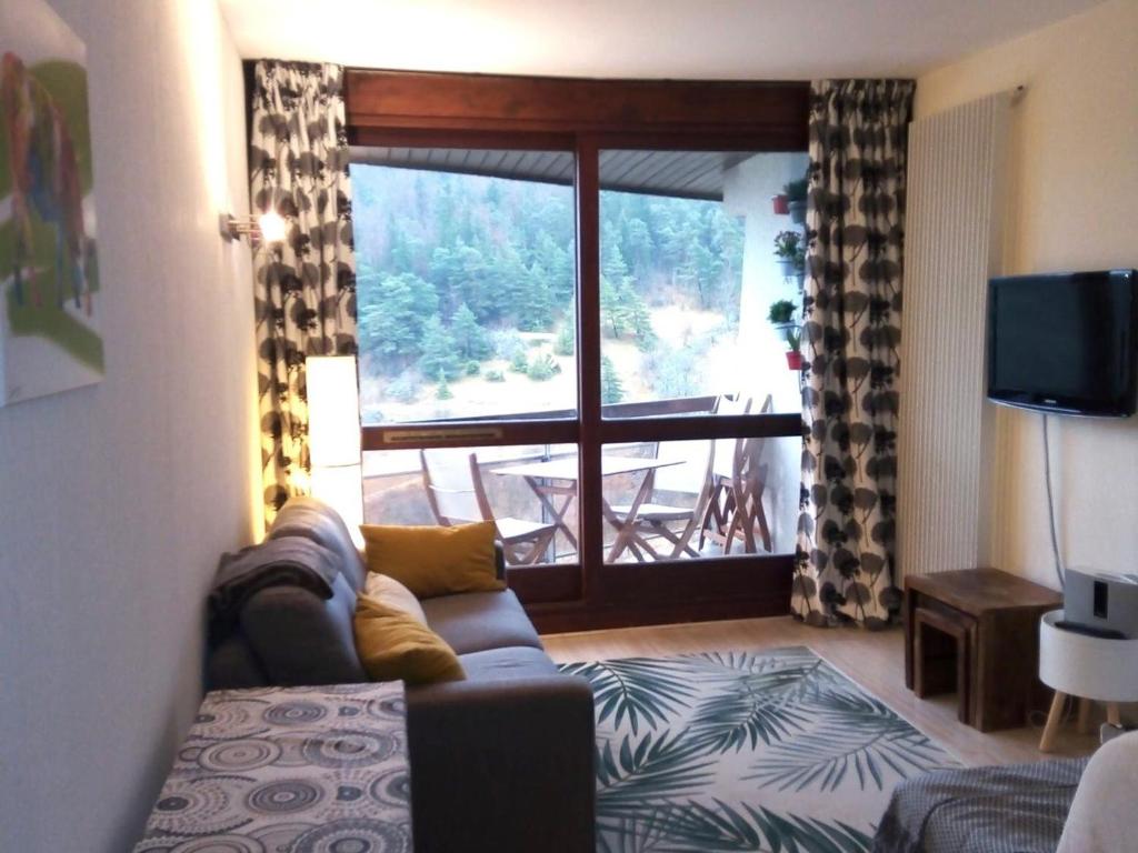 un salon avec un canapé et une grande fenêtre dans l'établissement Appartement 2 pièces cabine - 6 pers., 45m², Balcon de Villard, au pied des pistes - FR-1-689-130, à Villard-de-Lans
