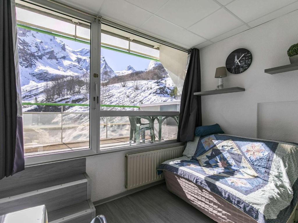 Cette chambre dispose d'un lit et d'une fenêtre avec vue sur la montagne. dans l'établissement Appartement 4 pers., pied de piste, terrasse, centre Gourette - FR-1-400-125, à Eaux-Bonnes