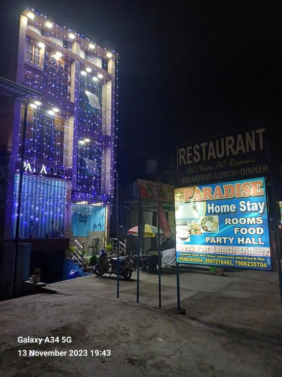 um sinal em frente a um edifício à noite em Paradise Home stay em Rāni Pokhri