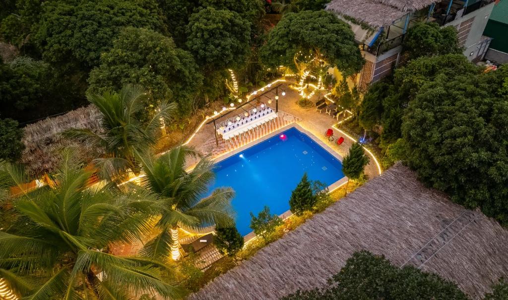 an overhead view of a swimming pool in a resort at Tropical retreat Homestay in Cat Ba