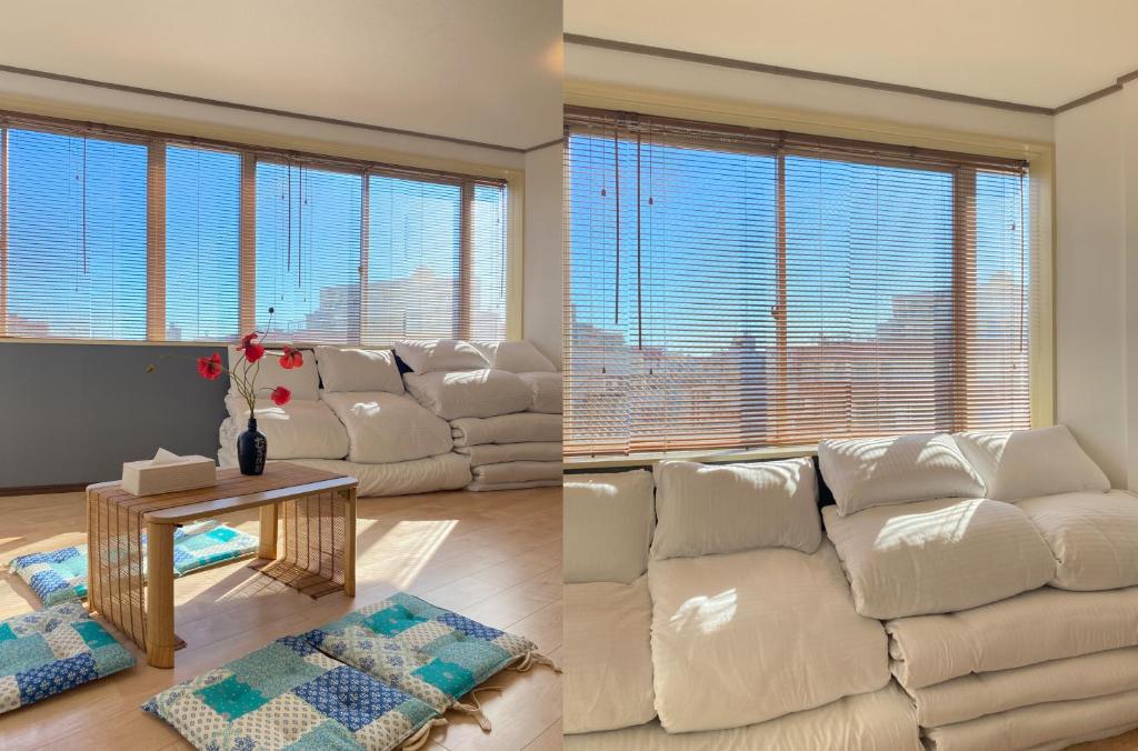 sala de estar con sofá blanco y mesa en Mitomi Home 4F en Tokio