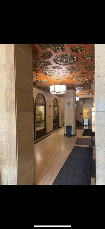 インディアナポリスにあるSapphire desireの天井画のある広い部屋