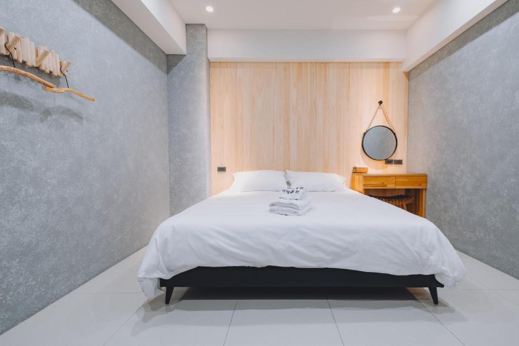 Rúm í herbergi á 宥心文旅You Sin B&B
