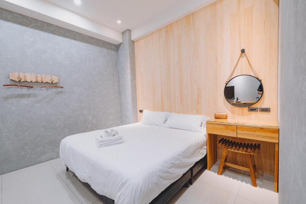Rúm í herbergi á 宥心文旅You Sin B&B