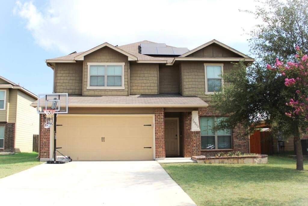 una casa con un aro de baloncesto en la entrada en “Casa Linda” Relaxing stay in a friendly community, en San Antonio
