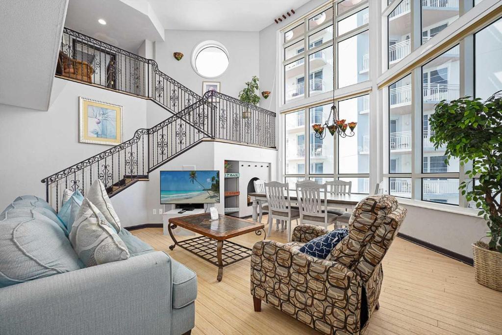 TV a/nebo společenská místnost v ubytování Luxury Beach Penthouse Villa Ocean Walk Resort