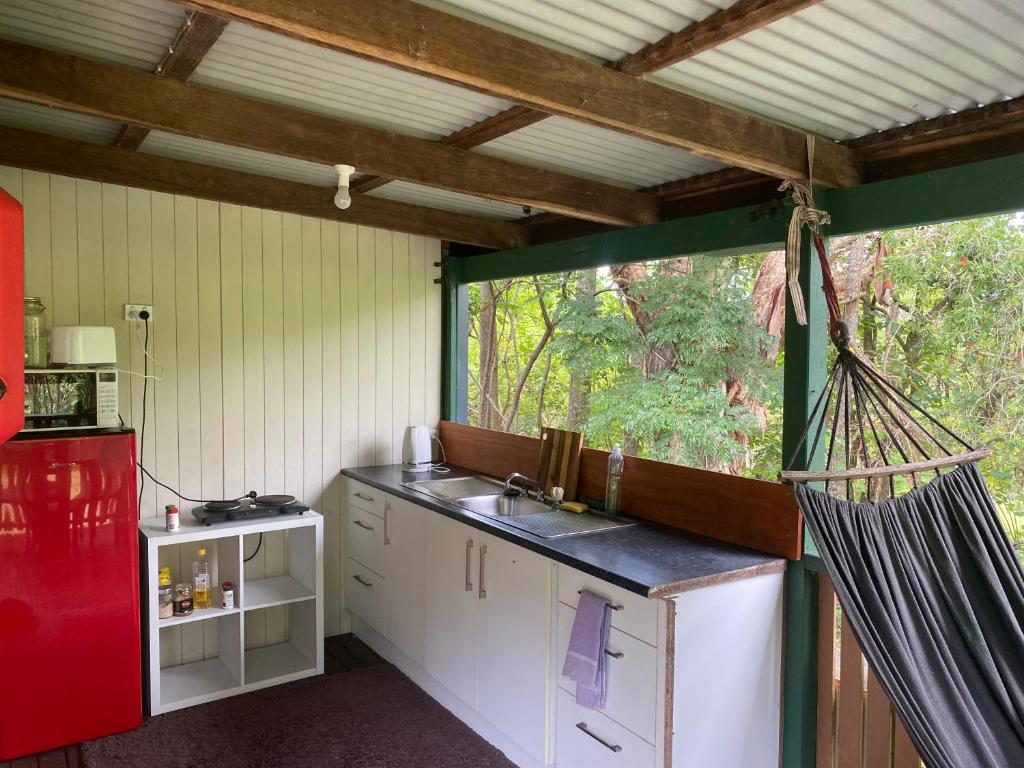 Kuchyň nebo kuchyňský kout v ubytování Nimbin waterfall retreat