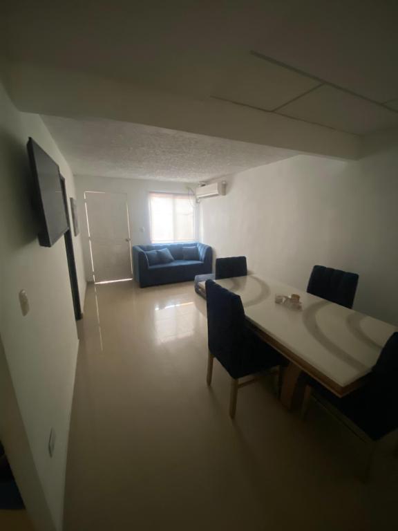 Zimmer mit einem Tisch, Stühlen und einem Sofa in der Unterkunft Encantadora villa en una cdla privada in Candelaria
