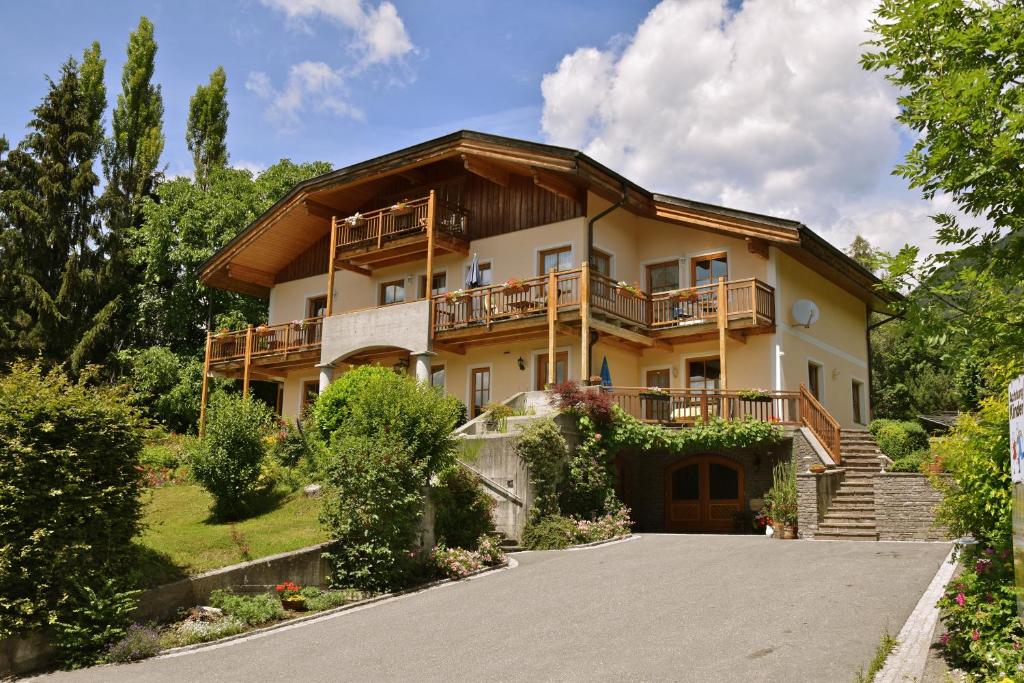 Casa con balcón y entrada en Landhaus Mitsche, en Hermagor
