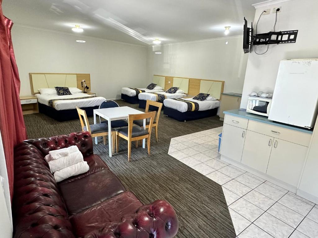 Kuchyň nebo kuchyňský kout v ubytování Jacksons Motor Inn