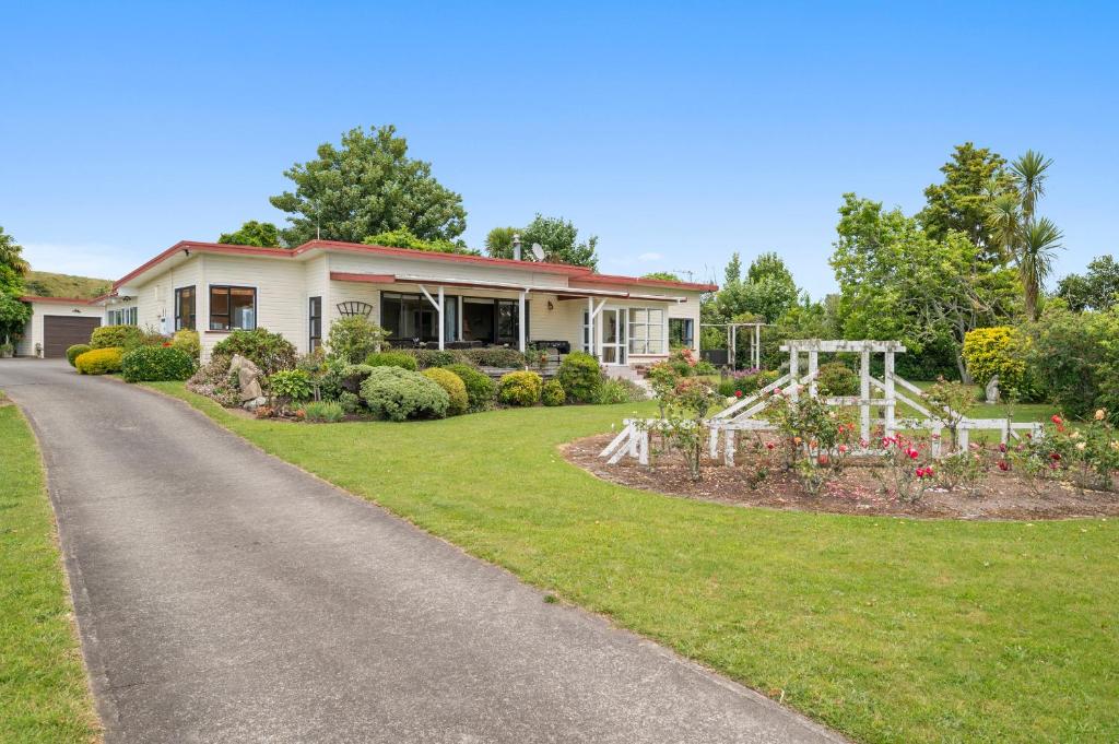 une maison avec un jardin et une allée dans l'établissement Ngawaimai Lodge - Ngakuru Holiday Home, à Rotorua
