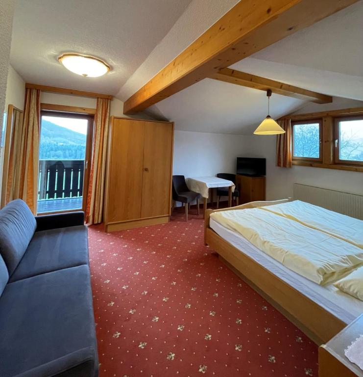 Postel nebo postele na pokoji v ubytování Hotel Hemetsberger