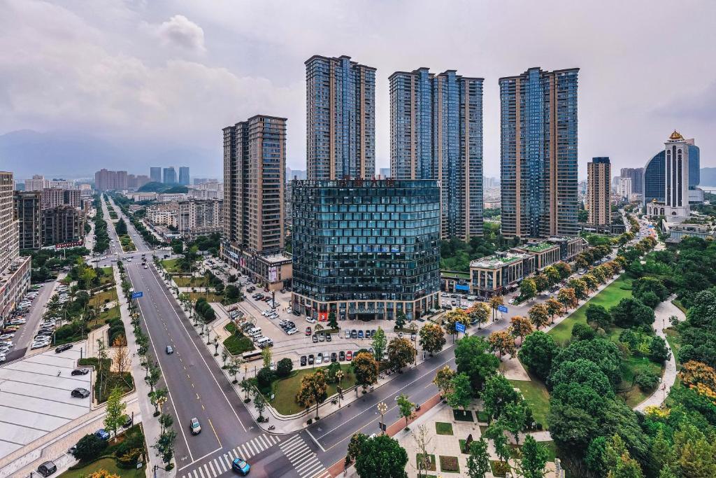 eine Luftaufnahme einer Stadt mit hohen Gebäuden in der Unterkunft Atour Hotel Tonglu Fuchunjiang in Tonglu
