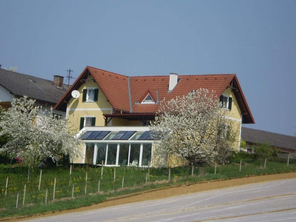 une grande maison avec un toit rouge et des fenêtres dans l'établissement Gästehaus Haagen, à Bad Waltersdorf