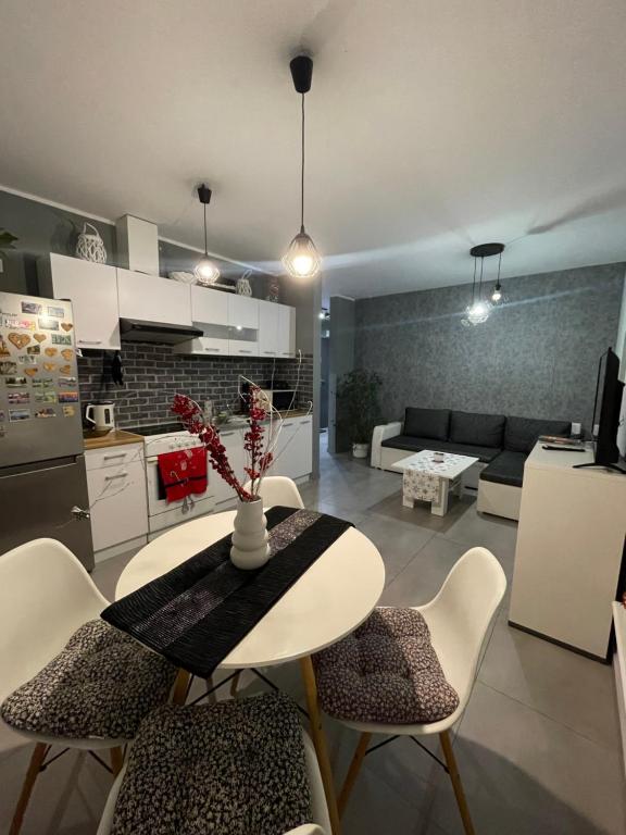uma cozinha e sala de estar com mesa e cadeiras em Apartament Kosakowo em Kosakowo