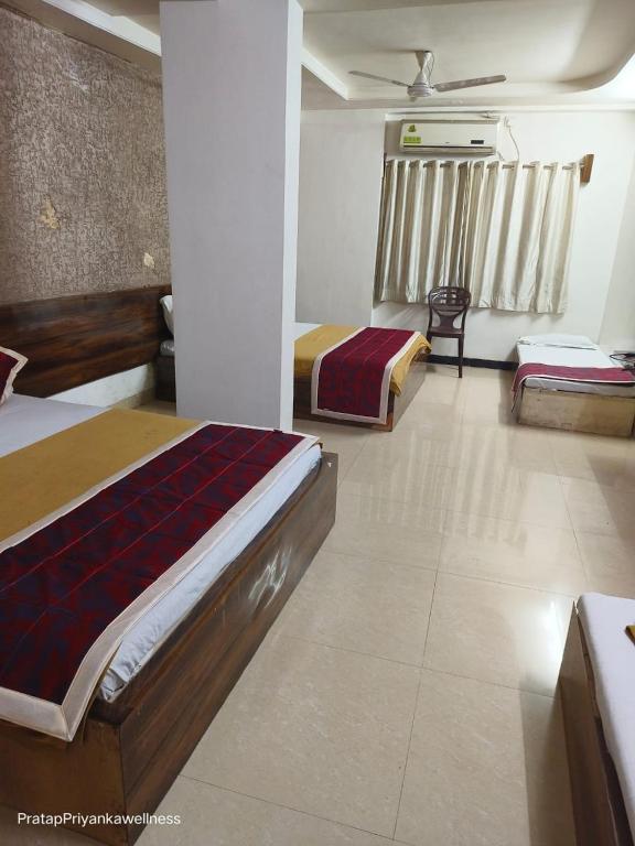 Postel nebo postele na pokoji v ubytování HOTEL SAI PRABHU INN