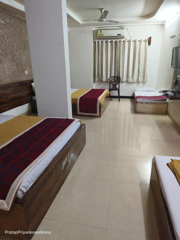 Postel nebo postele na pokoji v ubytování HOTEL SAI PRABHU INN