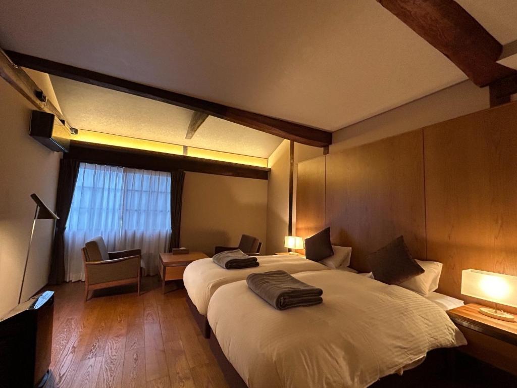 um quarto com uma cama grande e uma janela em PAYSAGE MORIGUCHI - Vacation STAY 32994v em Mima