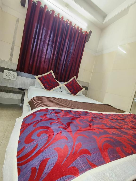 Postel nebo postele na pokoji v ubytování HOTEL SAI PRABHU INN