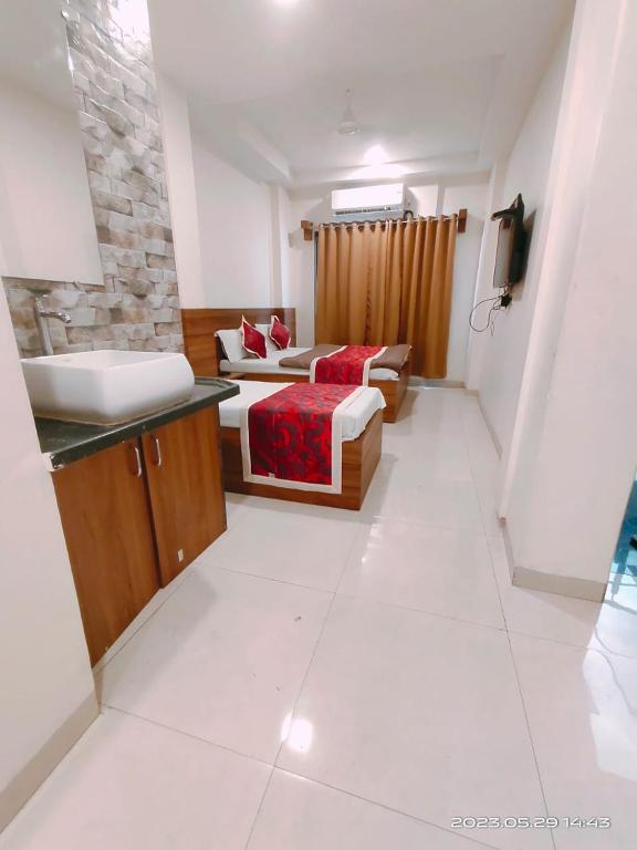 Postel nebo postele na pokoji v ubytování HOTEL SAI PRABHU INN
