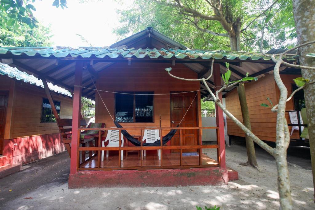 una cabaña con una hamaca delante en Family Song Koh Lipe, en Ko Lipe